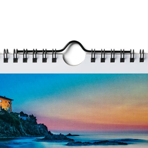 Calendario de pared de papel con encuadernacin en espiral y dispositivo para colgar.