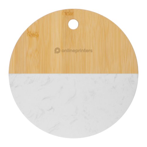 Tabla de cortar de madera con orificio para colgar.