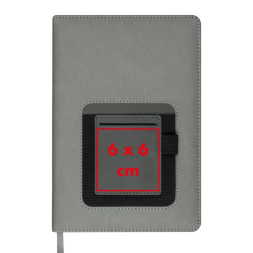 Cuaderno gris con bolsillo y goma elstica.