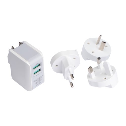 Adaptador de viaje blanco con mltiples adaptadores de enchufe.