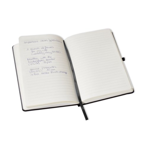 Cuaderno negro con tapa dura y marcapginas.