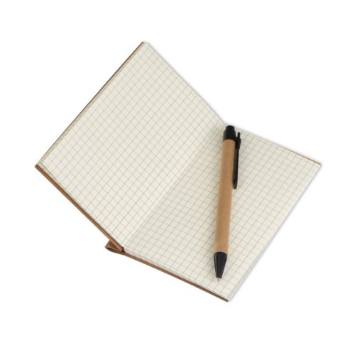 Cuaderno marrn con pginas rayadas.