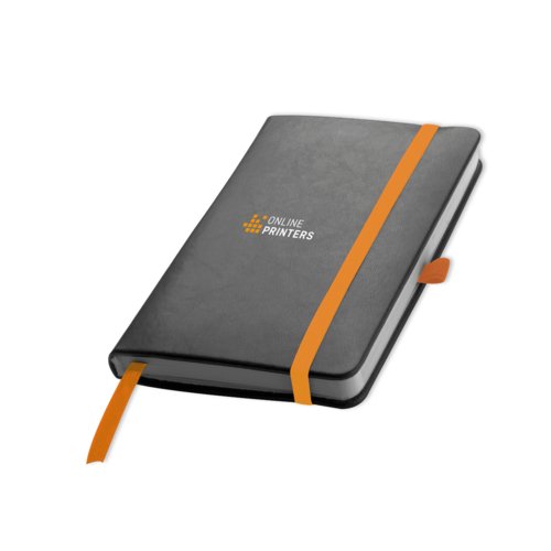 Cuaderno naranja con goma el�stica y marcap�ginas de cinta.