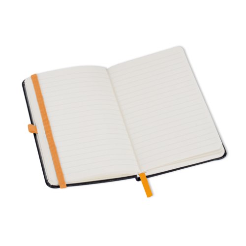Cuaderno naranja con cierre elstico y marcapginas.
