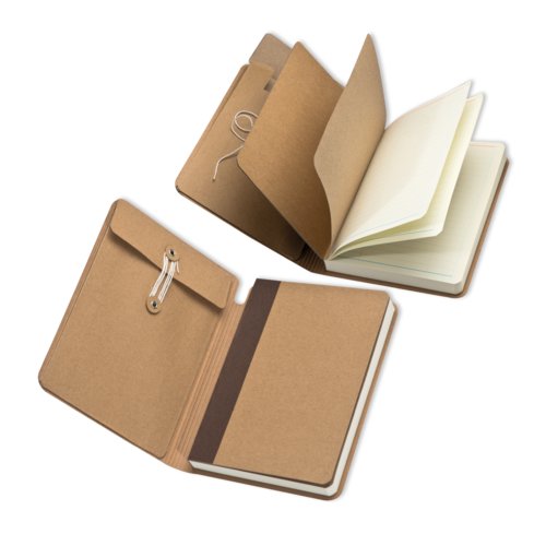 Cuaderno marrn con tapa y cinta de cierre.