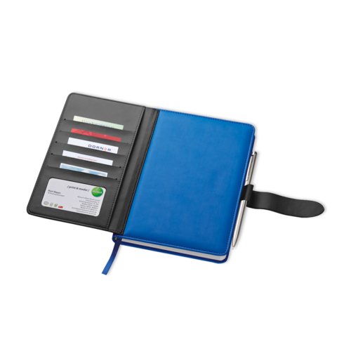 Cuaderno azul con cubierta, portalpices, ranuras para tarjetas y cierre de goma.