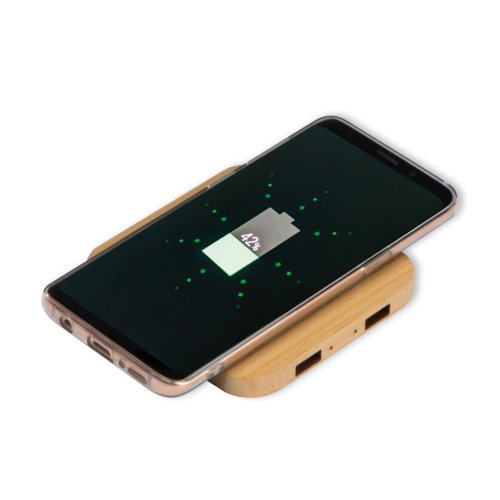 Cargador de bamb beige para cargar dispositivos de forma inalmbrica.