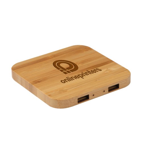 Cargador inalmbrico de bamb de madera clara con mltiples puertos USB.