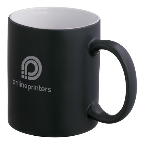 Taza de cermica negra con asa.