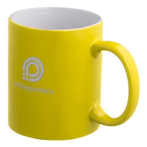 Taza de cermica amarilla con asa.
