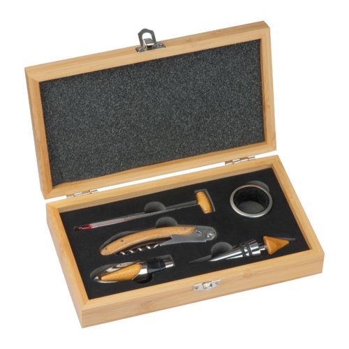 Set de vino marrn con accesorios en caja de madera.