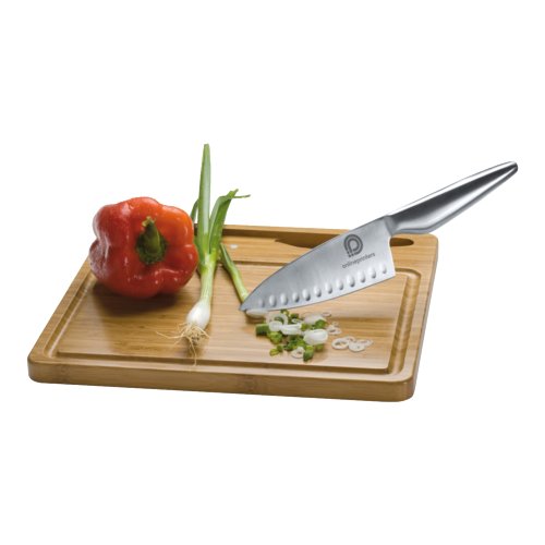 Tabla de cortar de madera con cuchillo y ranura para jugos.