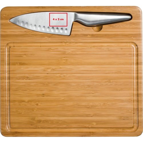 Tabla de cortar de madera con cuchillo.