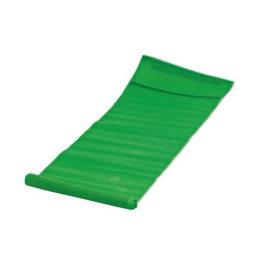 Estera de playa de tela verde, enrollable.