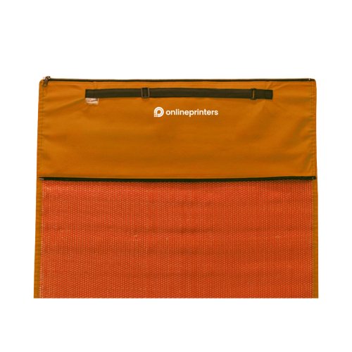 Esterilla de playa naranja con asa de transporte y patrn.