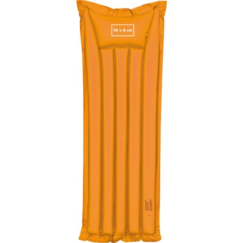 Colchn inflable naranja de plstico con forma alargada.