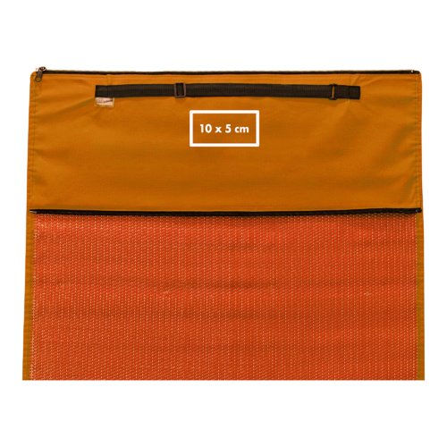Esterilla de playa naranja con asa de transporte y cremallera.