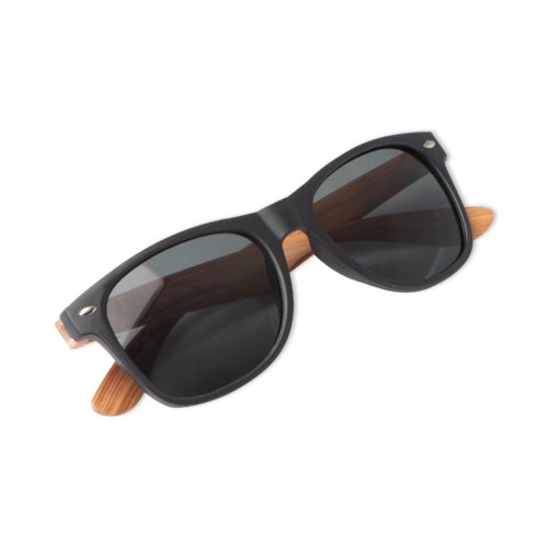 Gafas de sol negras con patillas de madera.