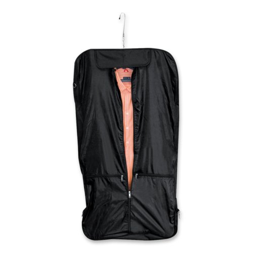 Funda de ropa negra con cremallera y asa de transporte.