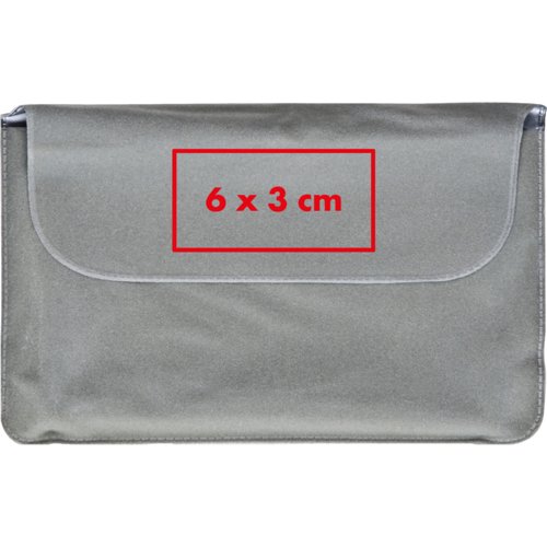 Cojn de cuello gris con solapa de cierre.