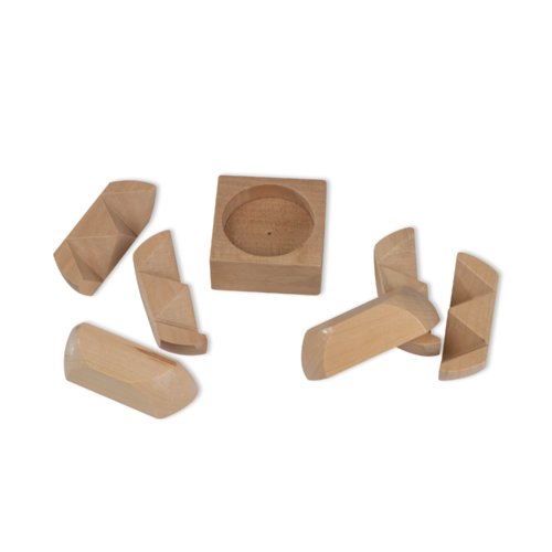Juego de ingenio de madera beige con varias piezas.