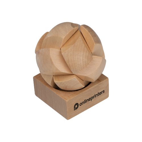 Juego de ingenio de madera clara con base.