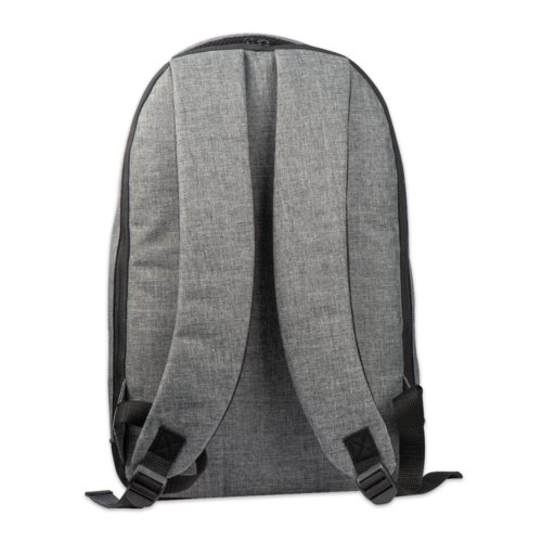 Mochila de tela gris con cremallera y correas ajustables.