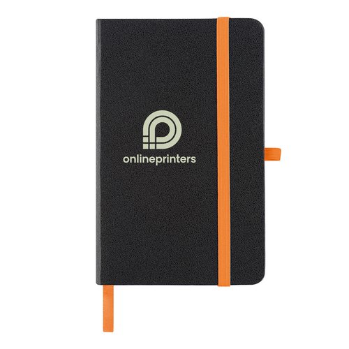 Cuaderno negro con goma elstica y marcapginas.