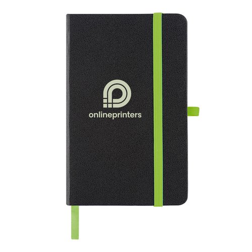 Cuaderno negro con goma elstica y marcapginas de cinta.