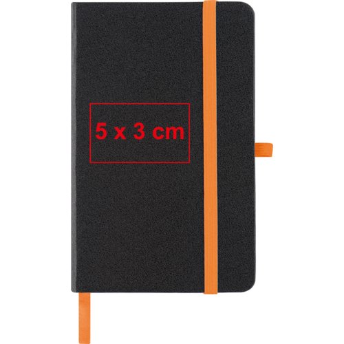 Cuaderno negro con cierre elstico y marcapginas de cinta.