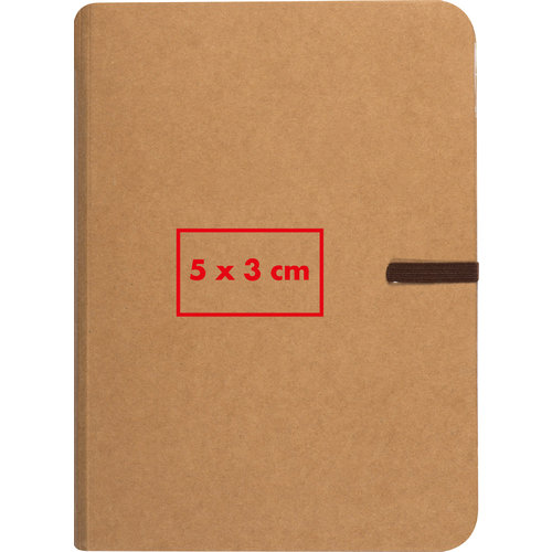 Cuaderno marrn con cierre de goma elstica.