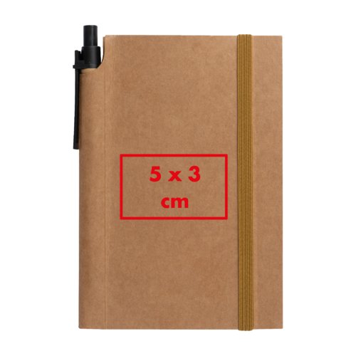 Cuaderno marrn con goma elstica y soporte para bolgrafo.