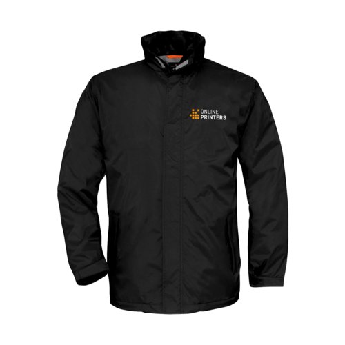 Chaqueta negra de material repelente al agua con capucha.