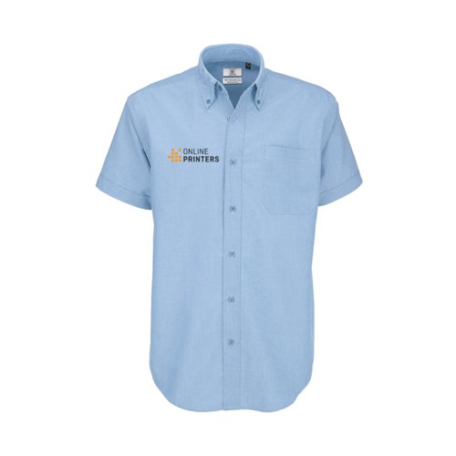 Camisa azul Oxford de algodn y polister con mangas cortas y tapeta de botones.