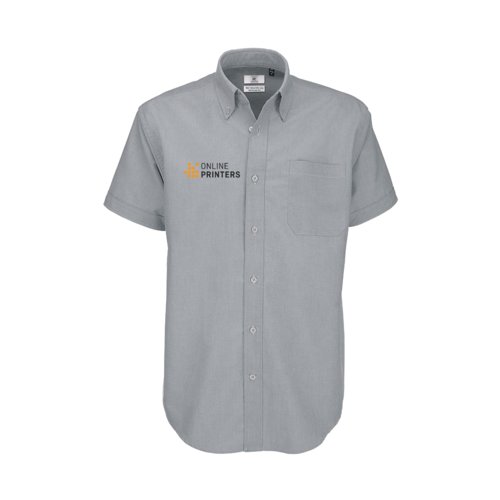 Camisa de manga corta en mezcla de algodn gris claro con tapeta de botones y bolsillo en el pecho.