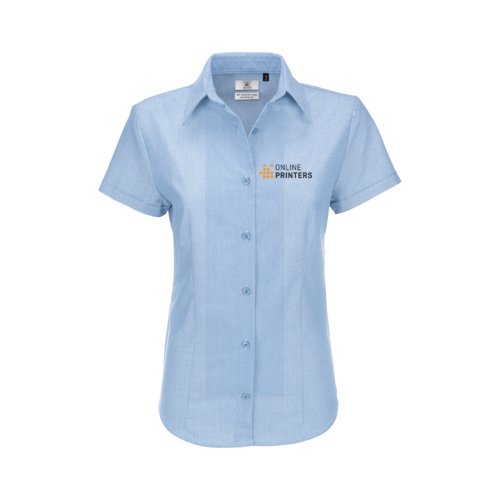 Blusa de mujer en algodn azul Oxford con mangas cortas y tapeta de botones.