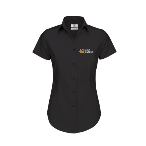 Blusa negra de manga corta con tapeta de botones y cuello.