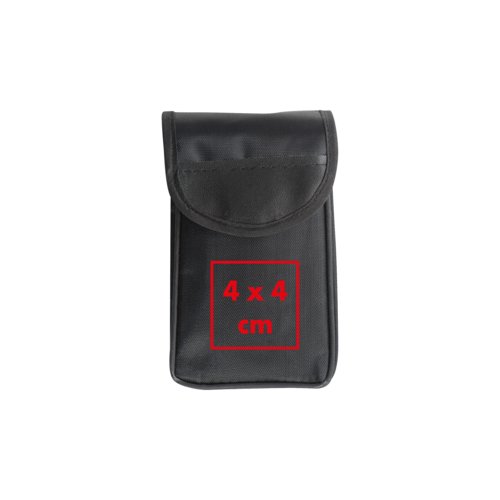 Bolsa negra de tela con cierre de velcro.