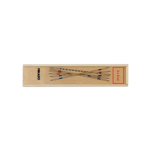 Juego de Mikado de madera con palitos en una caja de madera.