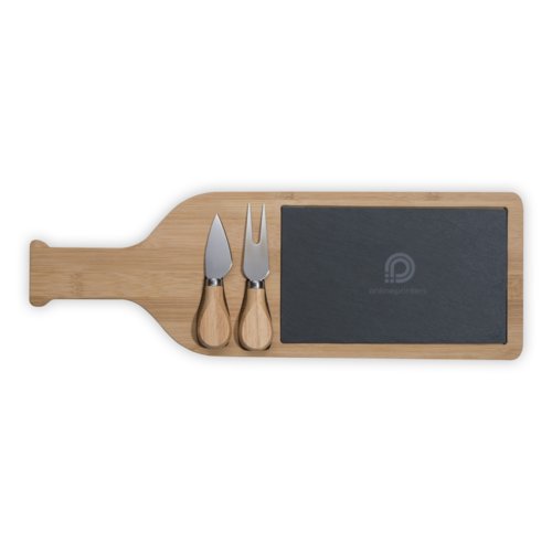Tabla de quesos de madera con placa de pizarra y cuchillos para queso.