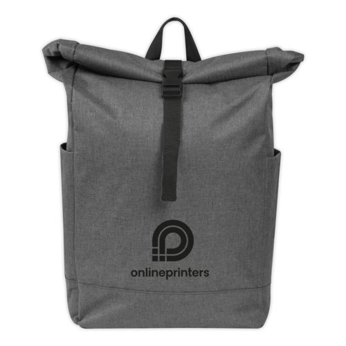 Mochila de tela gris con cierre enrollable y correas ajustables.