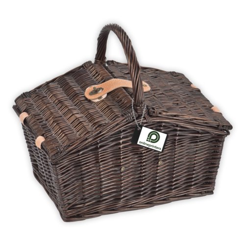 Cesta de picnic de mimbre marrn con asa y cierre.