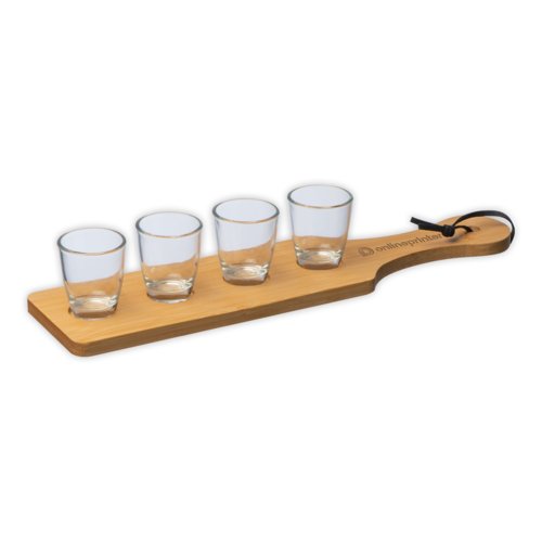 Juego de vasos de chupito de madera clara con bandeja de madera y cuatro vasos.