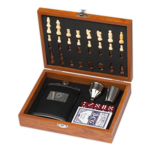 Juego de madera con piezas de ajedrez, dados, cartas y petaca.