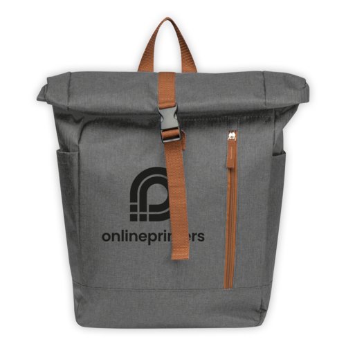 Mochila gris de tela con cierre enrollable, bolsillos exteriores y asa.