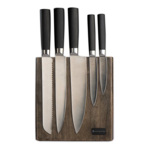 Bloque de cuchillos de madera con seis cuchillos de acero y mangos negros.