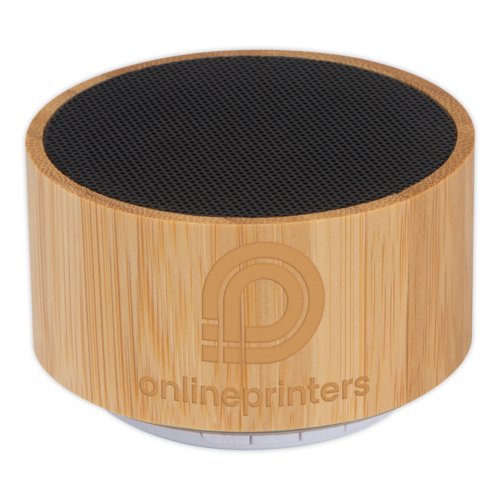 Altavoz de madera clara con rejilla negra.