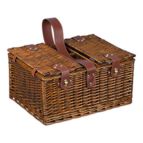 Cesta de picnic de mimbre marrn con tapa y asa de transporte.