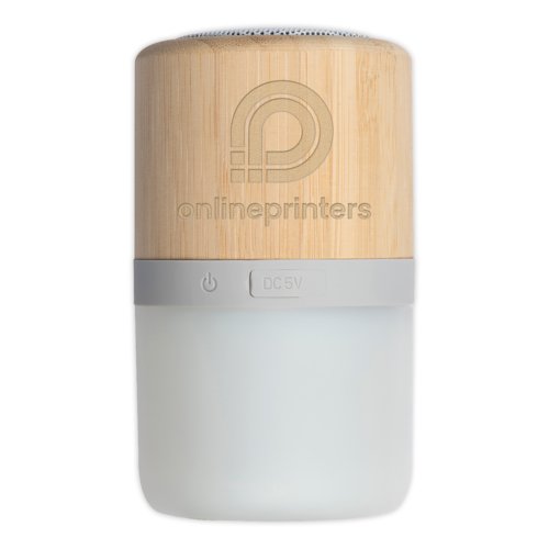 Altavoz de madera clara con detalles grises.