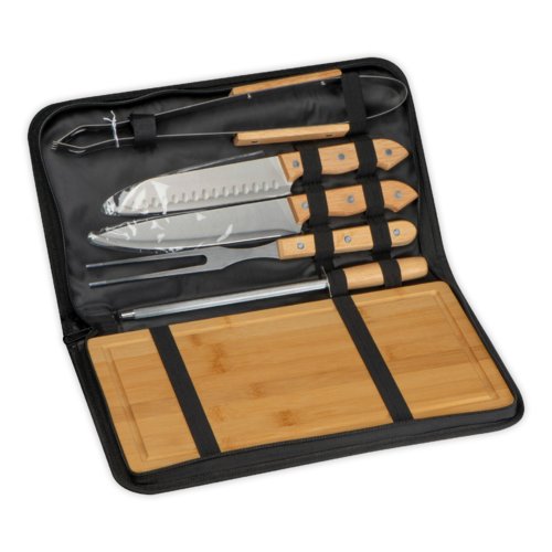 Juego de barbacoa negro con herramientas de madera y acero inoxidable en un estuche con cremallera.